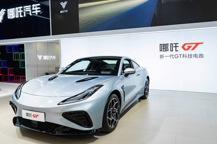 佛山268哪吒汽车在智能汽车领域的表现，领途汽车在新能源汽车市场中的影响力